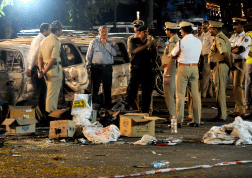 National Security Guards (NSG) team and local police officers at bomb blast site in Bangalore. DH photo