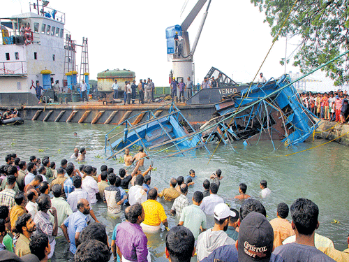 Rescue workers recover parts of the passenger boat near Fort Kochi on Wednesday. DH&#8200;photo