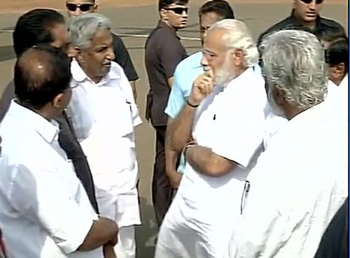 Prime Minister Narendra Modi meets Kerala CM Oommen Chandy in Kollam