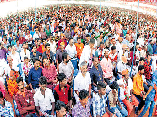 A large number of people take part in election rally addressed by Prime Minister Narendra Modi at Kasargod on Sunday. DH Photo