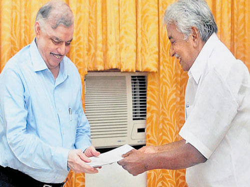 Kerala Chief Minister Oommen Chandy submits his resignation to Governor P Sathasivam on Friday. PTI