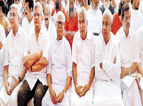 (L-R) CPM leader Prakash Karat, party general-secretary Sitaram Yechury, former CMsVS Achuthanandan and Oommen Chandy, and former PM H D Deve Gowda at Pinarayi Vijayan's swearing- in ceremony in Thiruvananthapuram. PTI