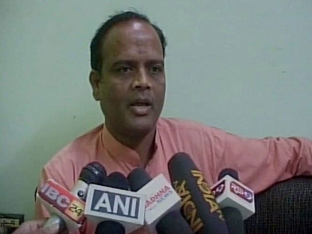 Kundan Chandravat, 'Sah Prachar Pramukh' of RSS in Madhya Pradesh's Ujjain, announced the reward to avenge the killing of its workers in Kerala, allegedly by CPI-M workers. Image courtesy ANI