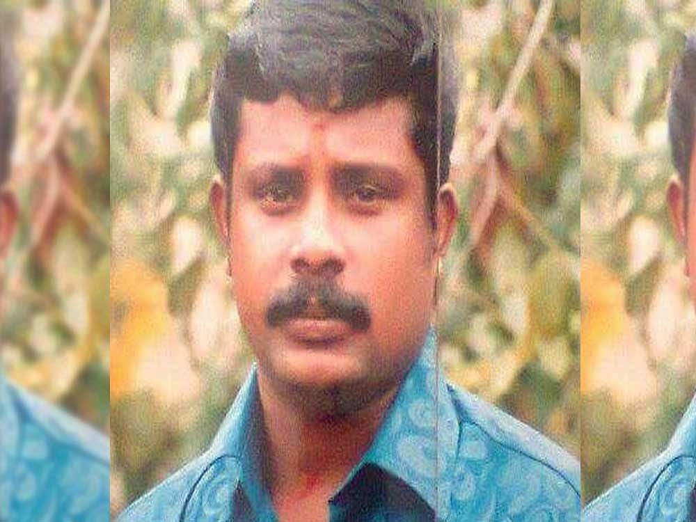 A gang of armed assailants attacked Rajesh in Kumbakonam in Sreekaryam here, chopping his right palm off and inflicting serious injuries on him before fleeing on motorbikes.