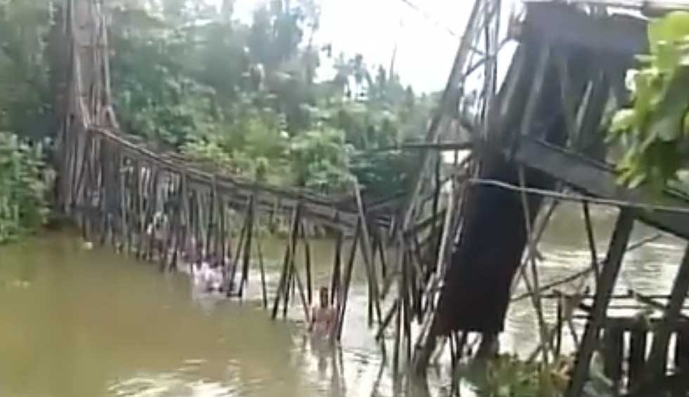 A 55-year-old woman was killed and more than 30 others injured when a foot overbridge across a canal collapsed at Chavara near Kollam on Monday. Screen grab