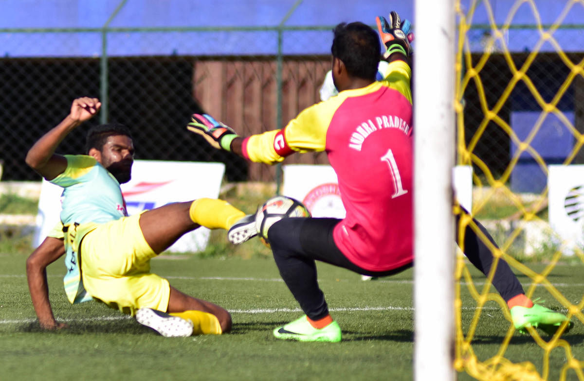 Afdal VK of Kerala (left) tries to score past Andhra Pradesh goalkeeper Ganesh in the Santosh Trophy South Zone qualifiers on Thursday. DH Photo/ B H Shivakumar
