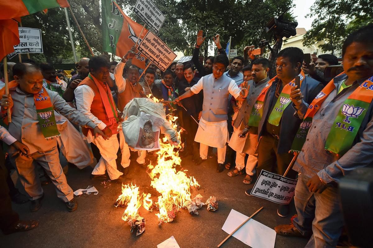 New Delhi: BJP workers stage a protest against Kerala Chief Minister Pinarayi Vijayan over alleged misconduct of the state police with a Union minister Pon Radhakrishnan at Sabarimala, outside the Kerala House in New Delhi, Nov 23, 2018. (PTI Photo/Ravi C