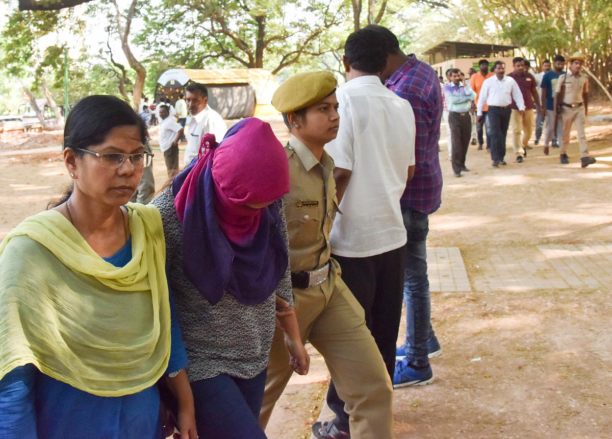 The police produce Varshini, Rupesh R alias Rupesh Gowda and others in the ACMM court in the Lakshmana murder case on Monday. DH Photos/B H Shivakumar