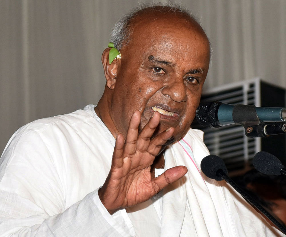 Former prime minister Deve Gowda, for instance, has declared movable and immovable assets worth Rs 95.31 lakh. In contrast, movable assets of his wife Chennamma was Rs 1.23 cr and immovable assets were worth Rs 3.67 cr - totalling Rs 5 crore, which is five times more the assets owned by Gowda. (DH File Photo)