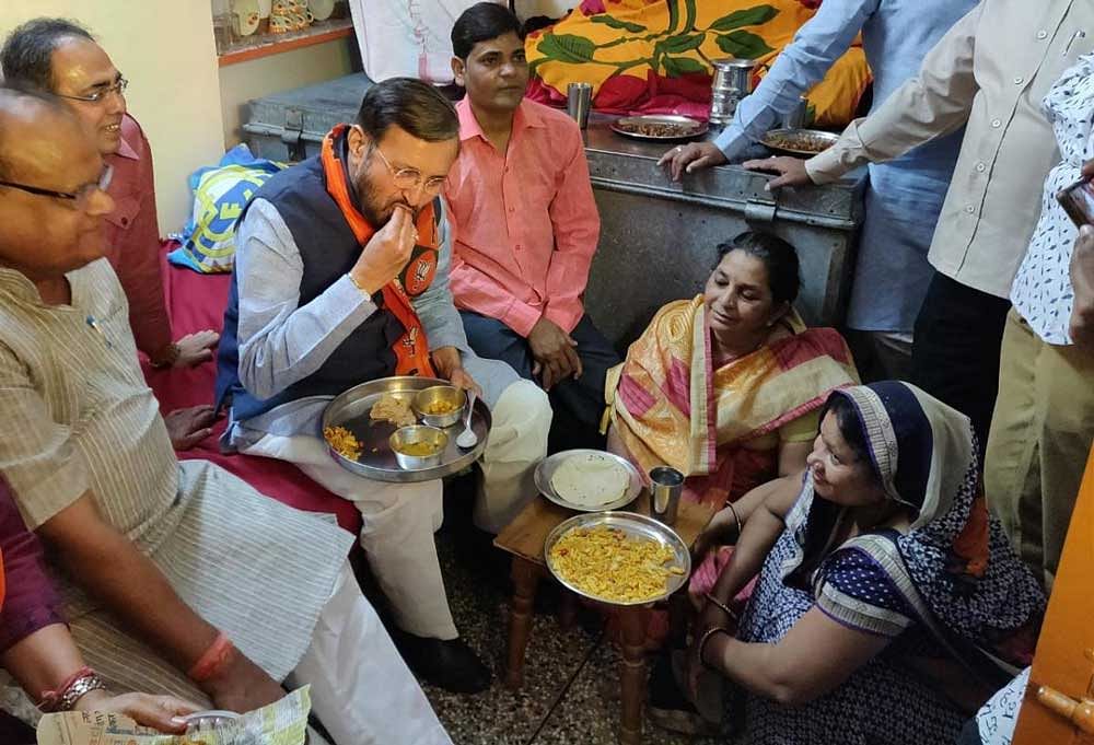 Union Minister Prakash Javadekar has lunch in a slum in Rajasthan. DH PHOTO