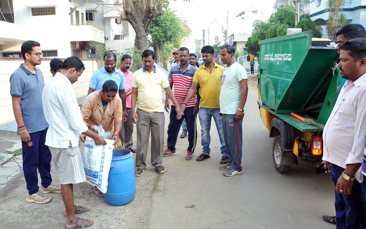 The initiative to collect dry waste was flagged off at Madhuvana Layout in Chikkamagaluru on Wednesday.