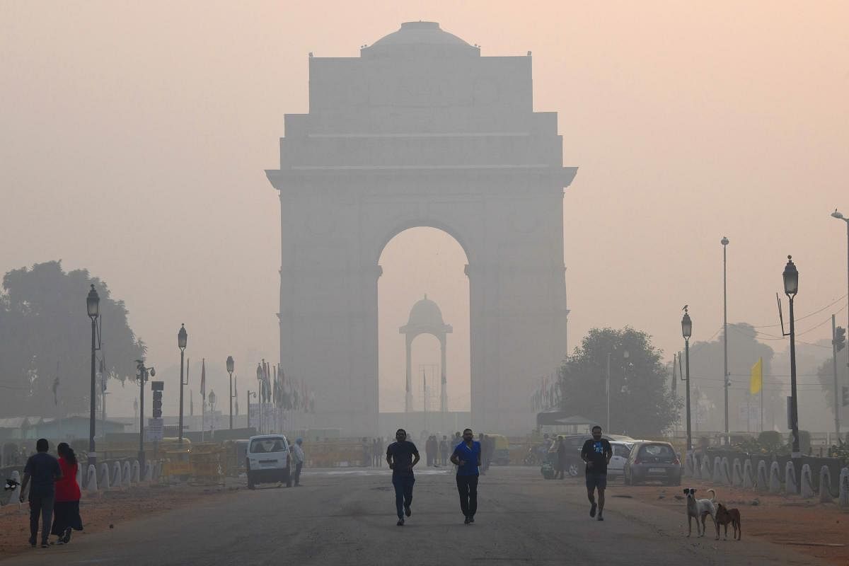 Delhi's smog peaks from October to February, routinely exceeding WHO recommendations for PM2.5 -- tiny and harmful airborne particles -- and some days registers levels more than 20 times safe limits. (AFP File Photo)