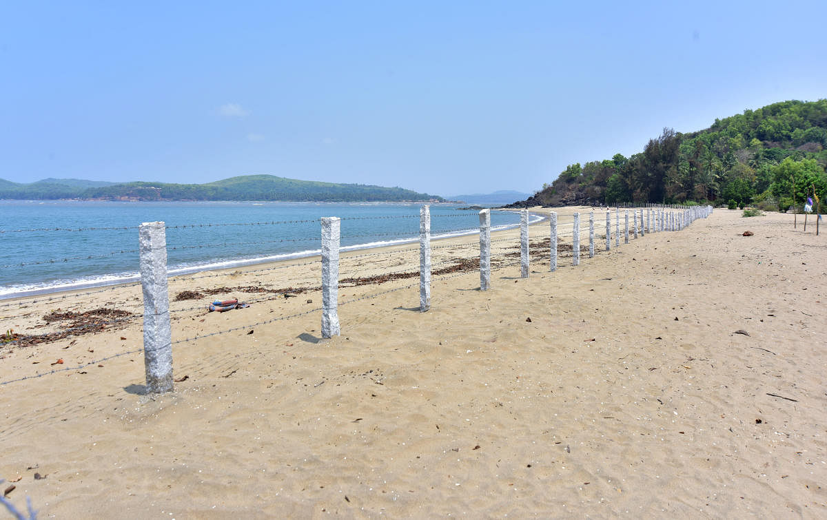 A businessman has cordoned off the entire stretch of Heaven Beach near his resort in Kumta taluk of Uttara Kannada district. The fence prevents fisherfolk and other local communities from accessing the sea. dh photo/Govindaraj Javali