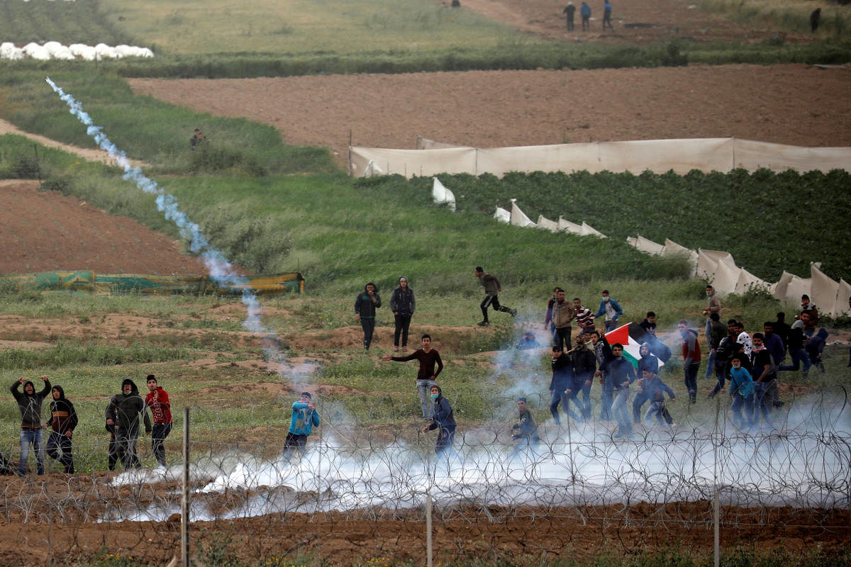 Palestinian protestors clash with Israeli soldiers over the border fence between Israel and the Gaza Strip. (Reuters Photo)