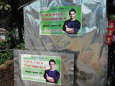A tea-shop near Jamshedpur with posters of actor Aamir Khan appealing to voters. DH photo/aBHAY KUMAR