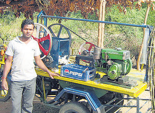 Sandeep Mehta, who sells sugarcane juice in Maoist-infested Giridih in Jharkhand, has become a role model for unemployed youth. DH PHOTO/ ABHAY KUMAR