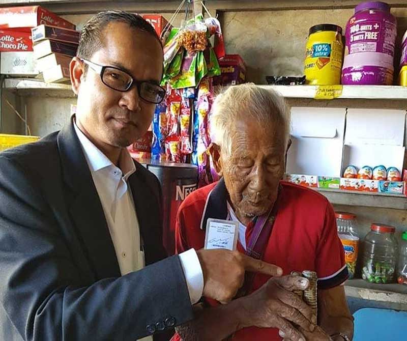 Rochhinga, a Presbyterian Church elder and a resident of Zemabawk North in Aizawl East-I constituency, came holding a walking stick along with one of his neighbours. (Image courtesy Twitter)