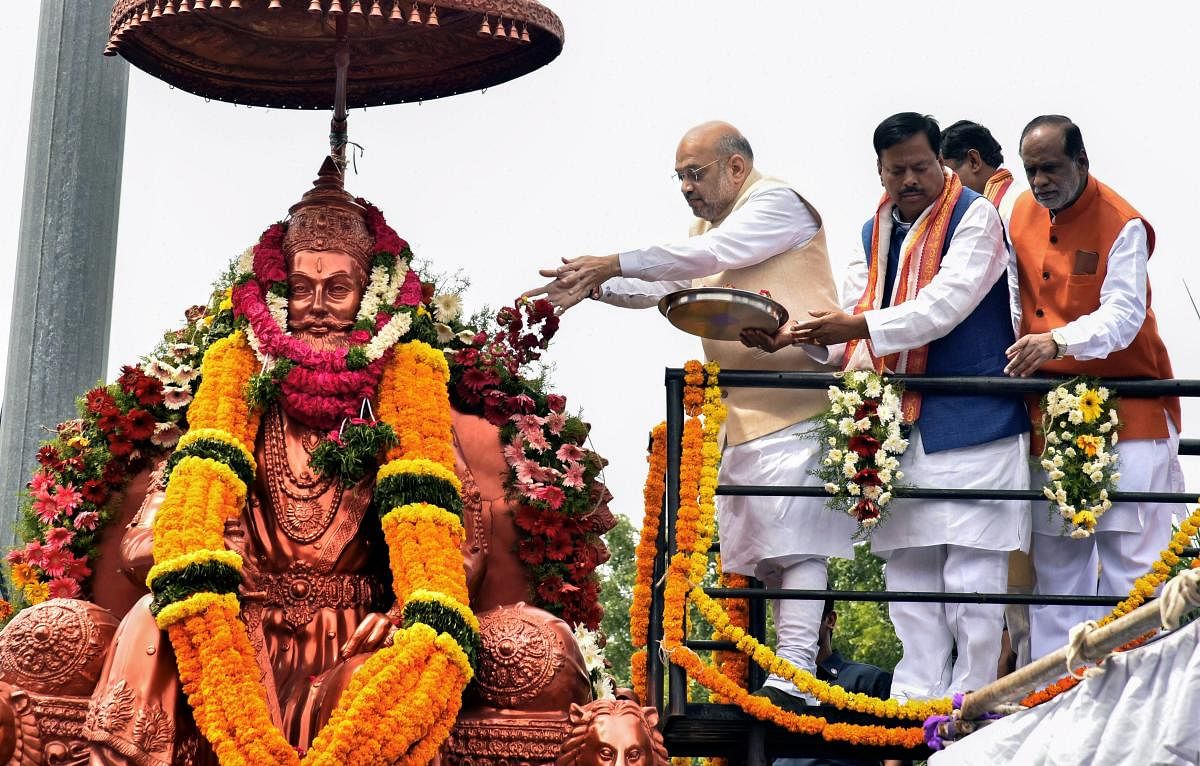BJP President Amit Shah pays floral tributes to Maharaj Agrasen on the occasion of Maharaj Agrasen Jayanti in Hyderabad, on Wednesday. PTI