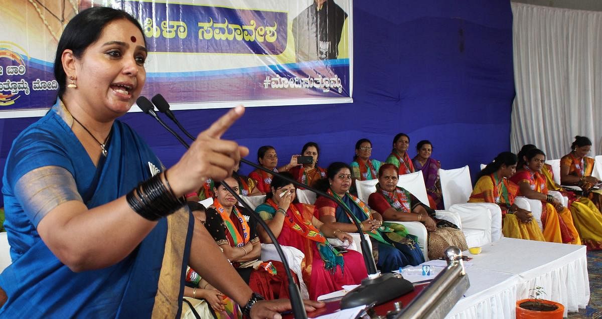 Cine artiste Shruti speaks at the BJP's women's convention, organised as part of BJP's campaigning for its candidate Pralhad Joshi, at Gokul Garden in Hubballi on Sunday.