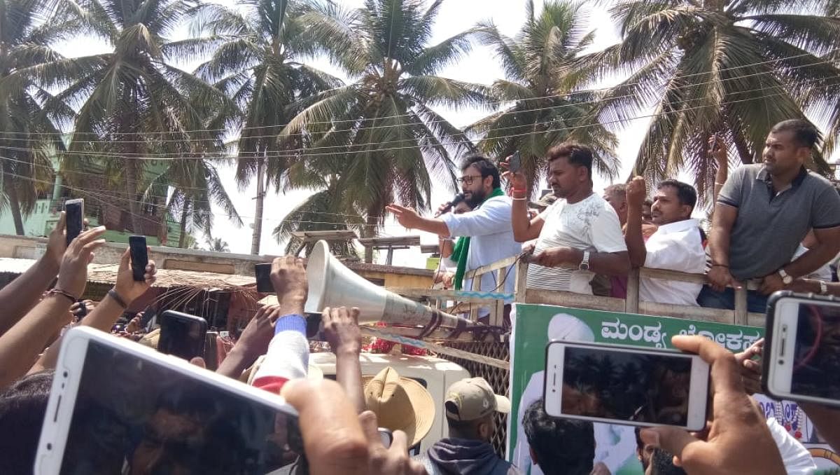Darshan appealed to the people to vote for Sumalatha, recalling that Ambareesh had tendered his resignation to the Union Cabinet in 2008 to support the farmers of Mandya district. (DH Photo)