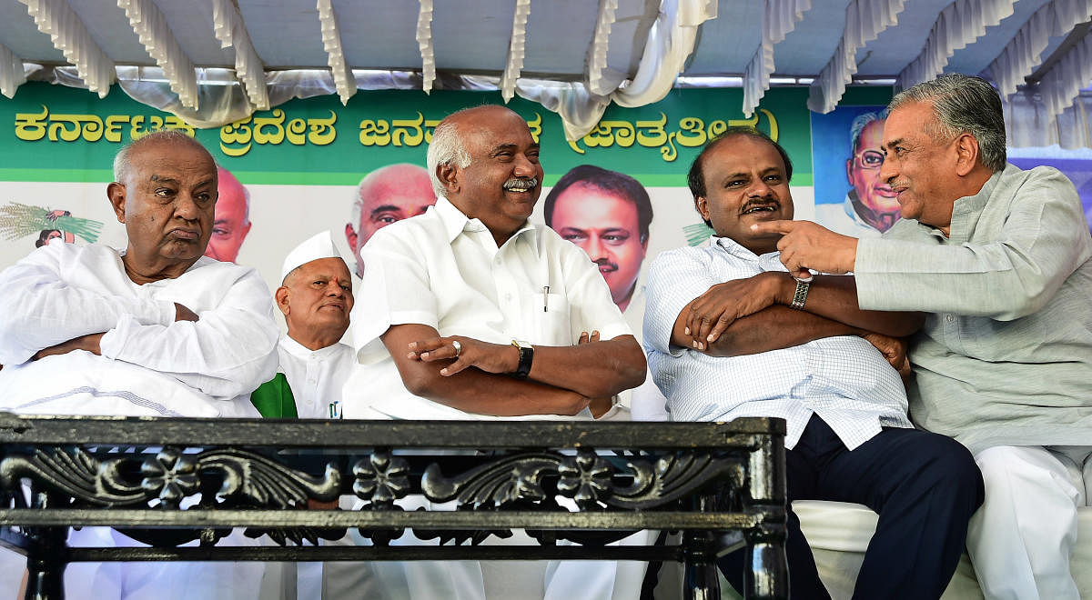 This includes JD(S) patriarch H D Deve Gowda and his grandsons Prajwal Revanna and Nikhil Kumaraswamy. (DH File Photo)