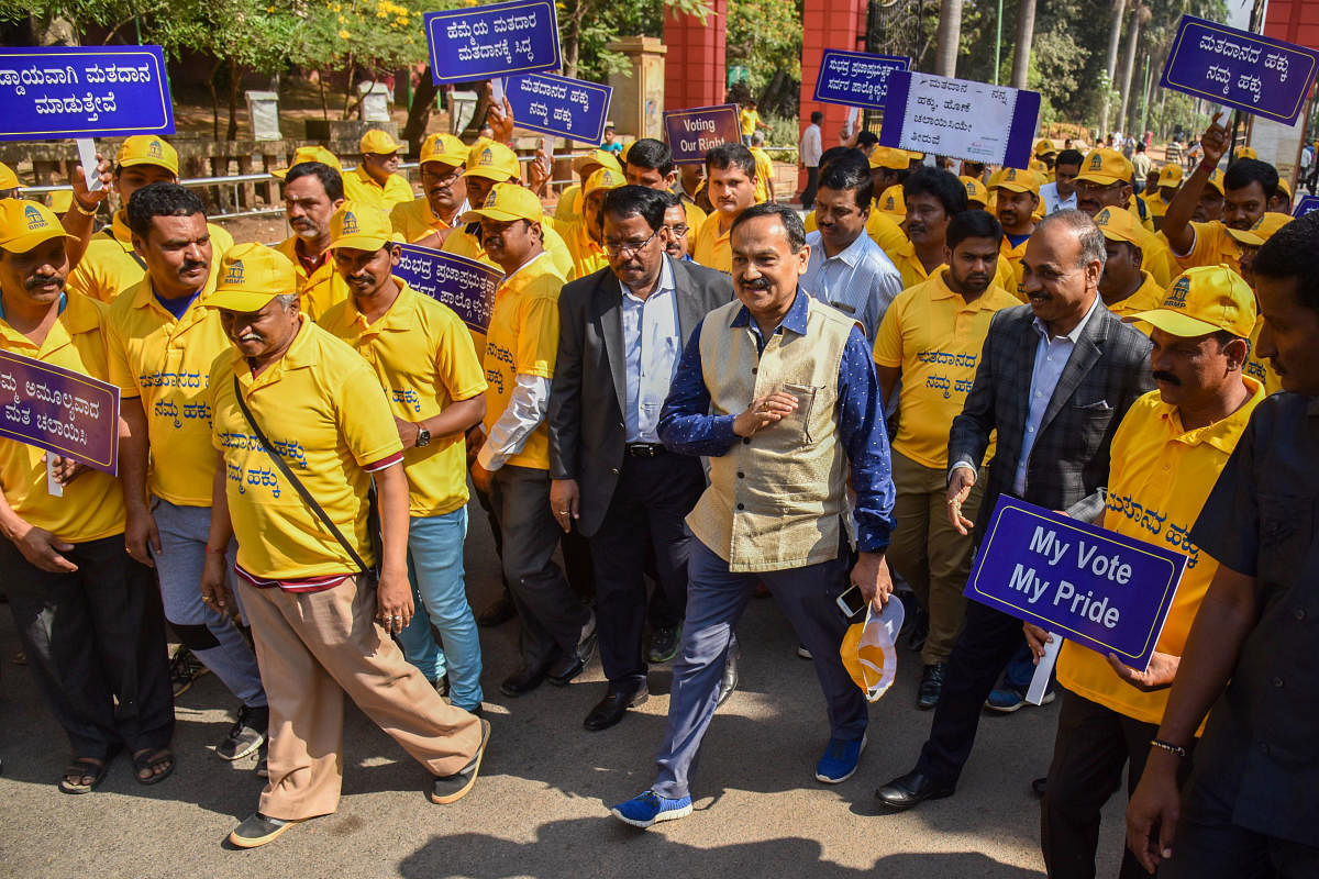 Chief Electoral Officer Sanjiv Kumar, BBMP commissioner N Manjunath Prasad, and Police Commissioner T Suneel Kumar with BBMP staff at an election awareness rally. Photo by S K Dinesh