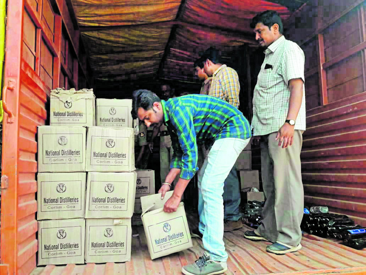 Excise Department officials seized liquor which was being transported to Wayanad in Kerala.