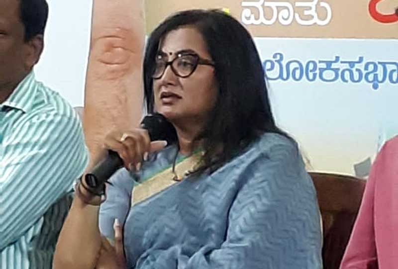 Sumalatha Ambareesh speaking at a meet the press at Press Club in Bengaluru on Thursday. (DH Photo)