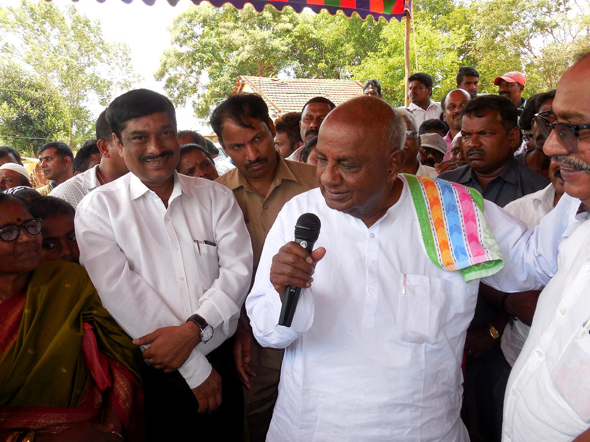 Former Prime Minister H D Deve Gowda speaks to the Congress-JD(S) party workers at Changadahalli near Shanivarasanthe on Wednesday.