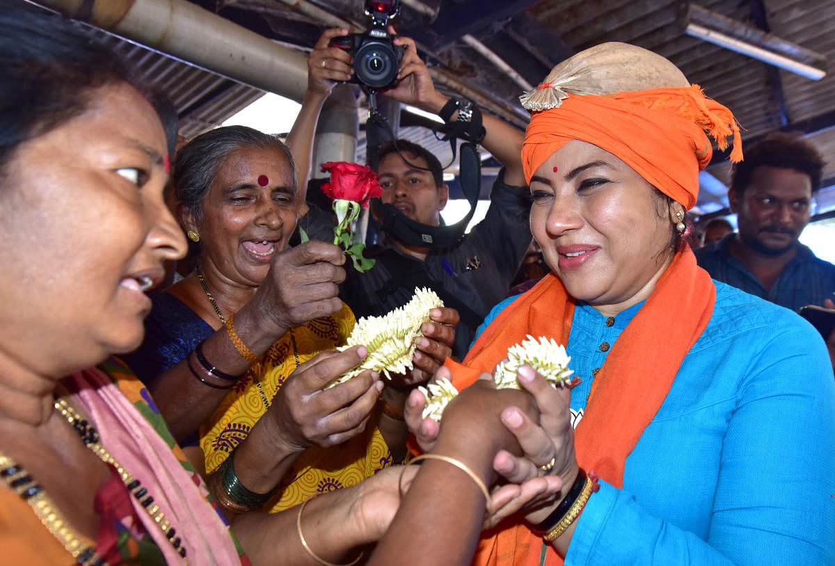 Fisherwomen association office-bearers traditionally felicitate BJP leader Tara Anuradha, by offering strings of Mangaluru jasmines. The actor wore the traditional 'Muttale' cap made of areca sheath on the occasion.