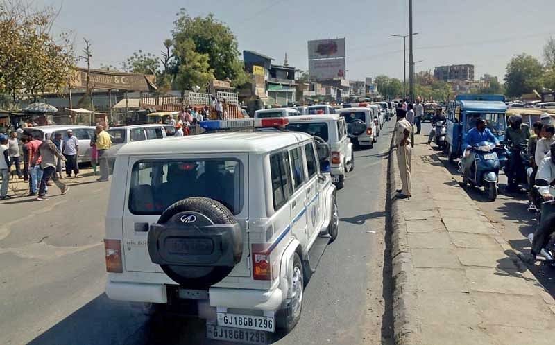Police vehicles in the roadshow of BJP's Gandhinagar candidate Amit Shah. (DH Photo)