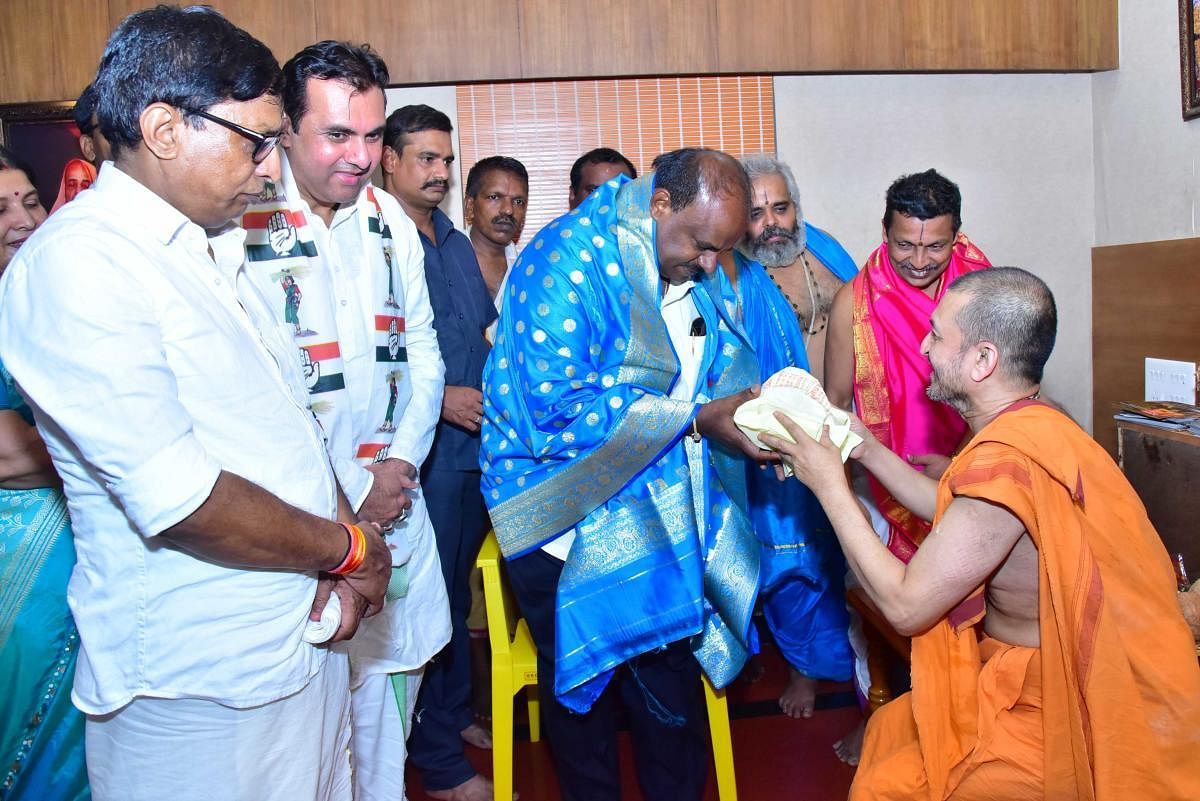 Chief Minister H D Kumaraswamy met Paryaya Palimaru Vidyadheesha Swami at the Sri Krishna Mutt in Udupi on Sunday.
