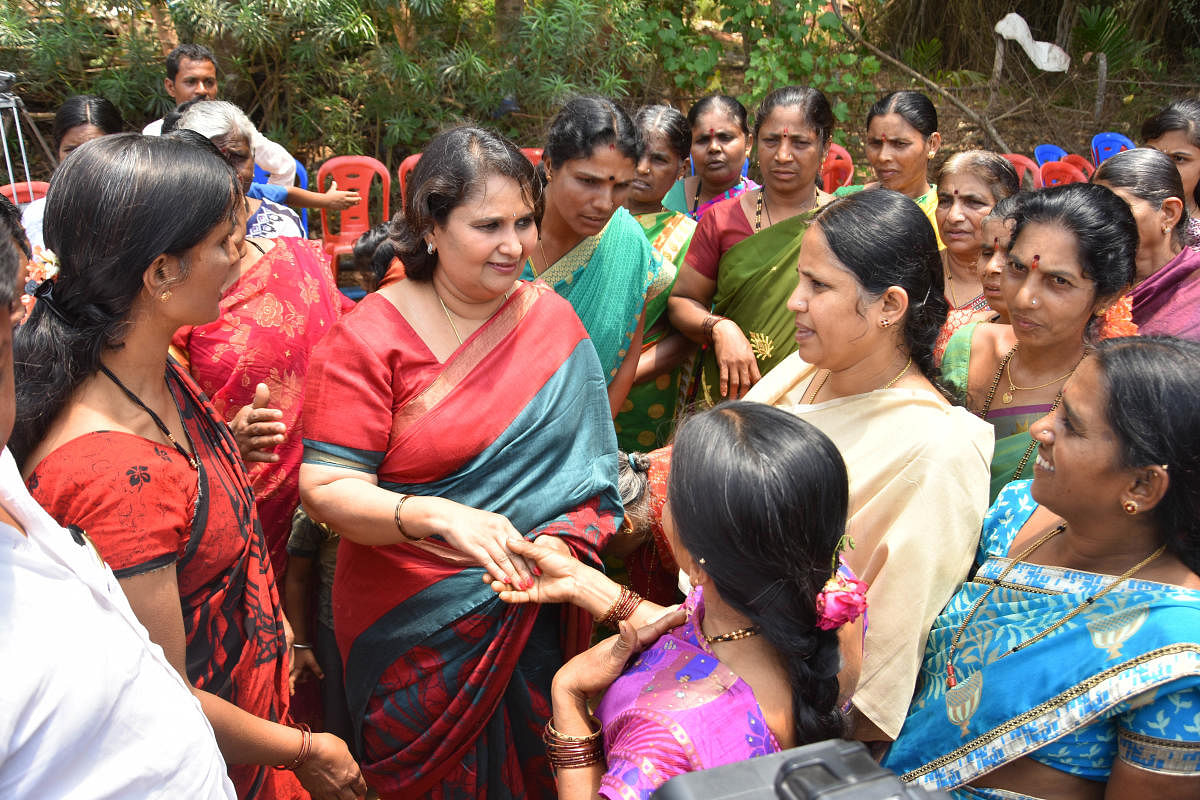 JD(S) leader Geetha Shivarajkumar interacts with women during her campaign for coalition candidate from Shimoga Lok Sabha constituency Madhu Bangarappa, at Puradalu in Shivamogga taluk on Monday. DH PHOTO/SHIVAMOGGA NAGARAJ