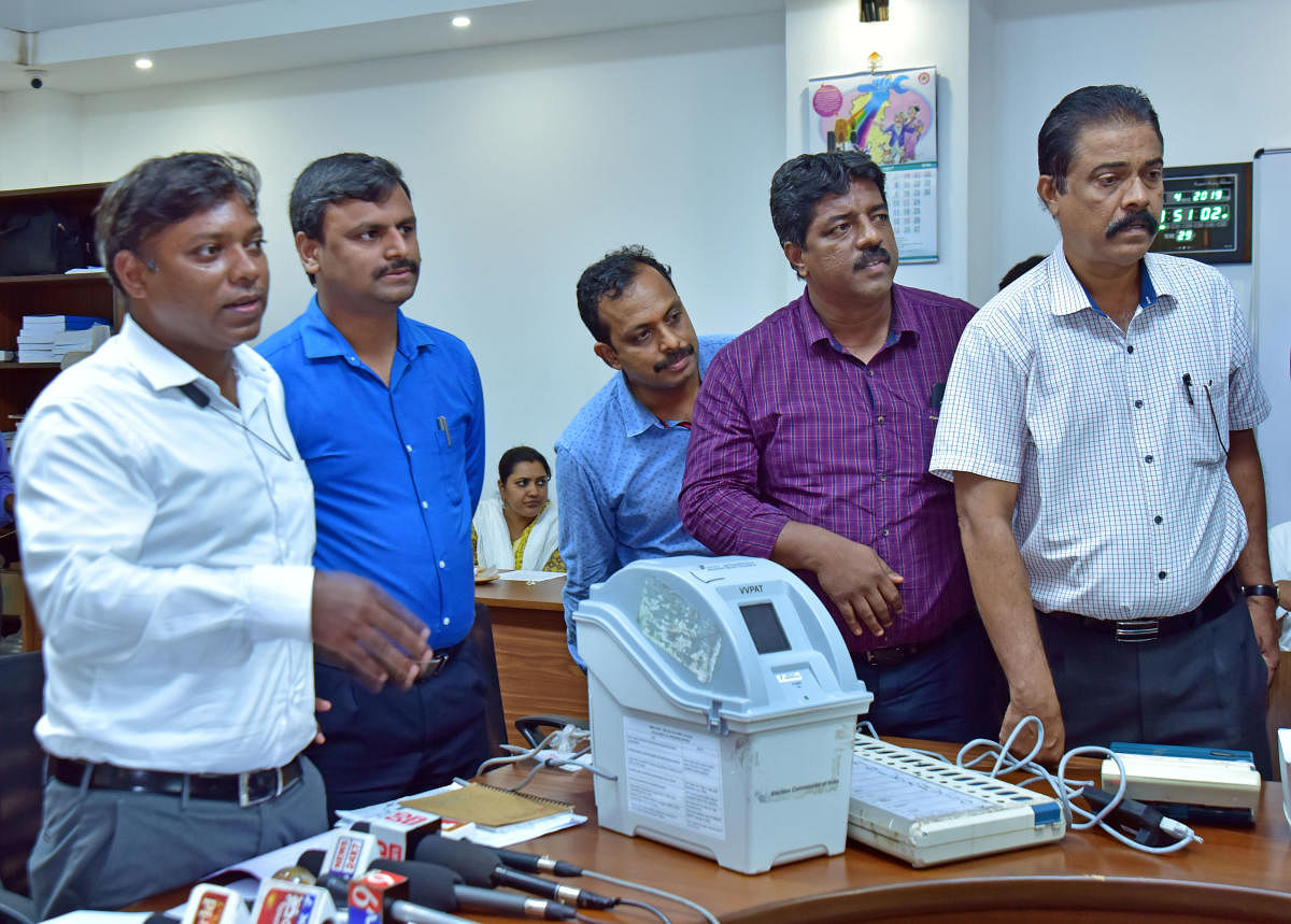 Deputy Commissioner Sasikanth Senthil explains about EVMs and VVPAT in Mangaluru on Monday.