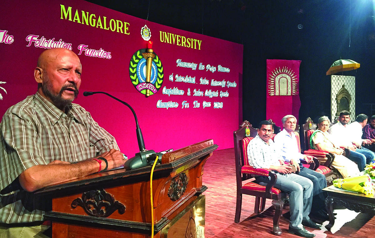 Former cricketer Syed Kirmani speaks after inaugurating ‘Darpana’ at Mangalore University on Monday. 