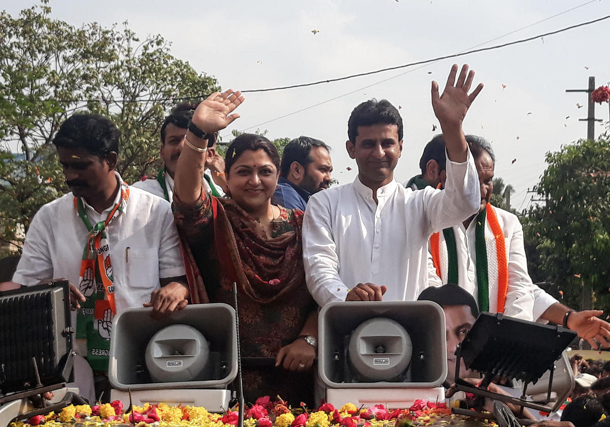 Film star and AICC spokesperson Khushbu Sundar campaigns for Bangalore Central Congress candidate Rizwan Arshad in Bengaluru on Wednesday. DH Photo