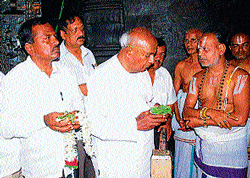 Former prime minister H D Deve Gowda offered special puja at Chennakeshavaswamy temple before starting the JD(S) election campaign, in Belur, on Friday. dh photo