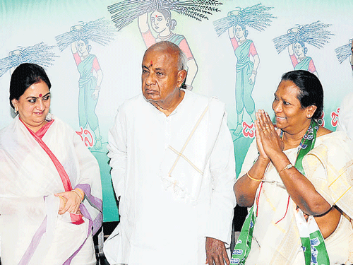 JD(S) national president H D Deve Gowda with the party's candidates for Bangalore Central,  Nandini Alva, and Bangalore&#8200;South, Ruth Manorama, in Bangalore on Thursday. DH Photo