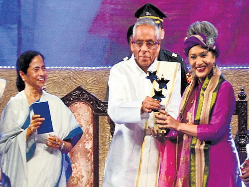 West Bengal Governor M K Narayanan gives Banga Bibhushan award to famous dancer Alokananada Roy in the presence of the Chief Minister Mamata Banerjee  during a function in Kolkata on Tuesday. PTI