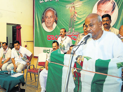 Former Prime Minister and JD(S) Supremo H D Deve Gowda said that he will visit all the 224 legislative assembly constituencies in the State in order to strengthen the party. DH photo
