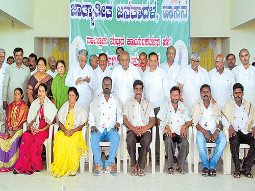 JD(S) members, who have been elected to gram panchayats being felicitated at a programme in Hassan on Monday. Former prime minister H D Deve Gowda, MLA H D Revanna and others are seen. DH photo