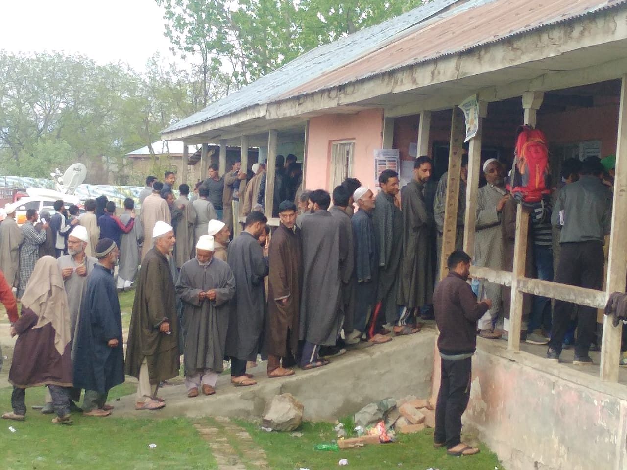 The polling began at 7 am in Baramulla Lok Sabha seat in north Kashmir and Jammu seat and would end at 6 pm. DH Photo. 