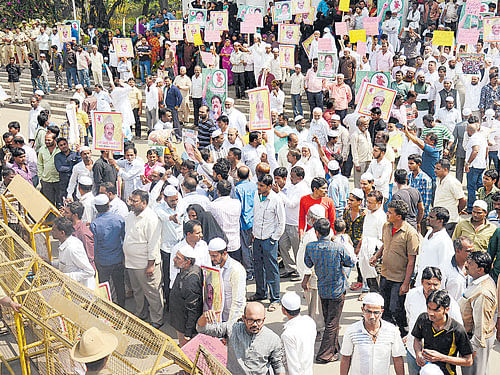 Supporters of JD (S) legislator Zameer Ahmed stage a protest against former prime minister H D Deve Gowda in Bengaluru on Tuesday. DH PHOTO