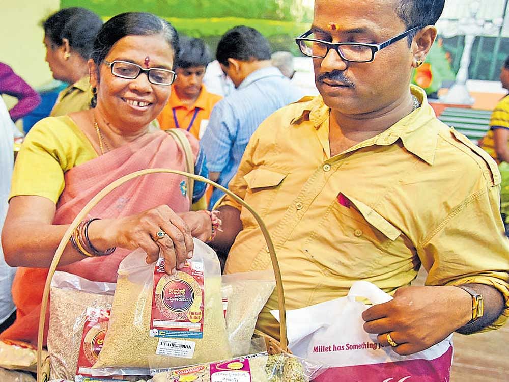 Visitors purchasing millets at the Millets Mela organised by Grameena Kutumba and Horticulture department in Lalbagh on Friday. DH photo