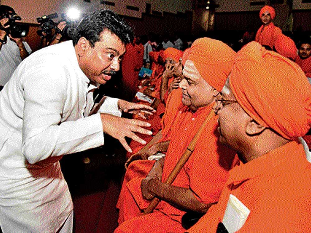 Minister for Water Resources M B Patil interacts with Siddalinga Swami of Tontadarya Mutt, Gadag, at a meeting of prominent Lingayat seers and leaders at Jnana Jyothi Auditorium, Central College in the city on Thursday. dh photo