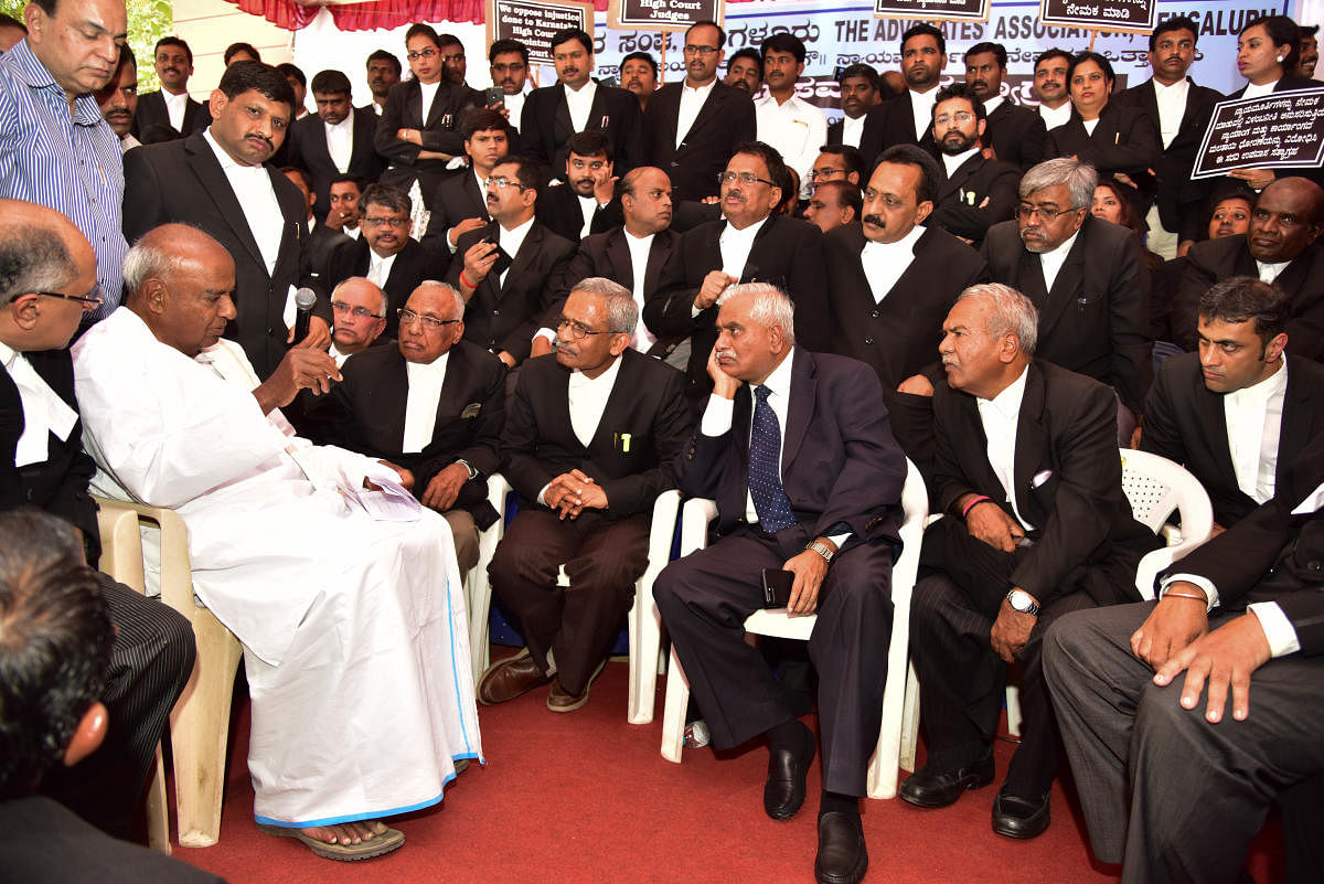 Deve Gowda Meets President, Urges Him To Appoint Judges To K'taka High ...