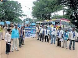 Vehemant: Members of Republican Party of India took out a protest march condemning passage of cow slaughter ban Bill, in Chikkaballapur on Saturday. DH photo