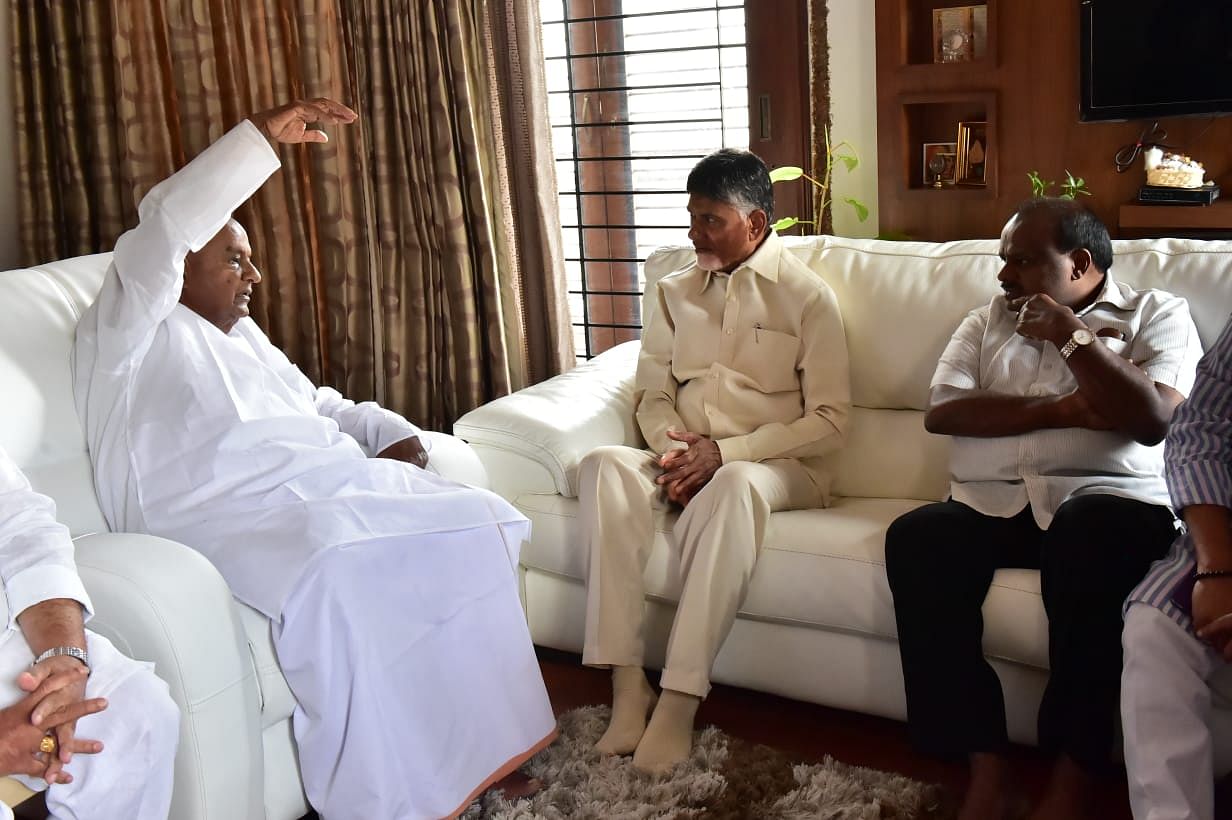 Chandrababu Naidu with former prime minister H D Deve Gowda and Karnataka Chief Minister H D Kumaraswamy at his residence in Padmanabhanagar, Bengaluru, on Monday. (DH Photo)