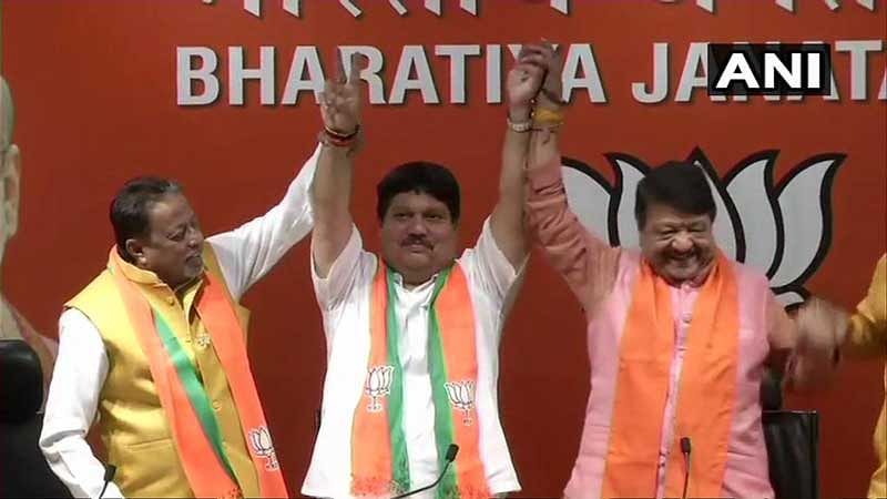 Singh joined the BJP in the presence of party general secretary Kailash Vijayvargiya and West Bengal BJP leader Mukul Roy. (Image courtesy ANI/Twitter)