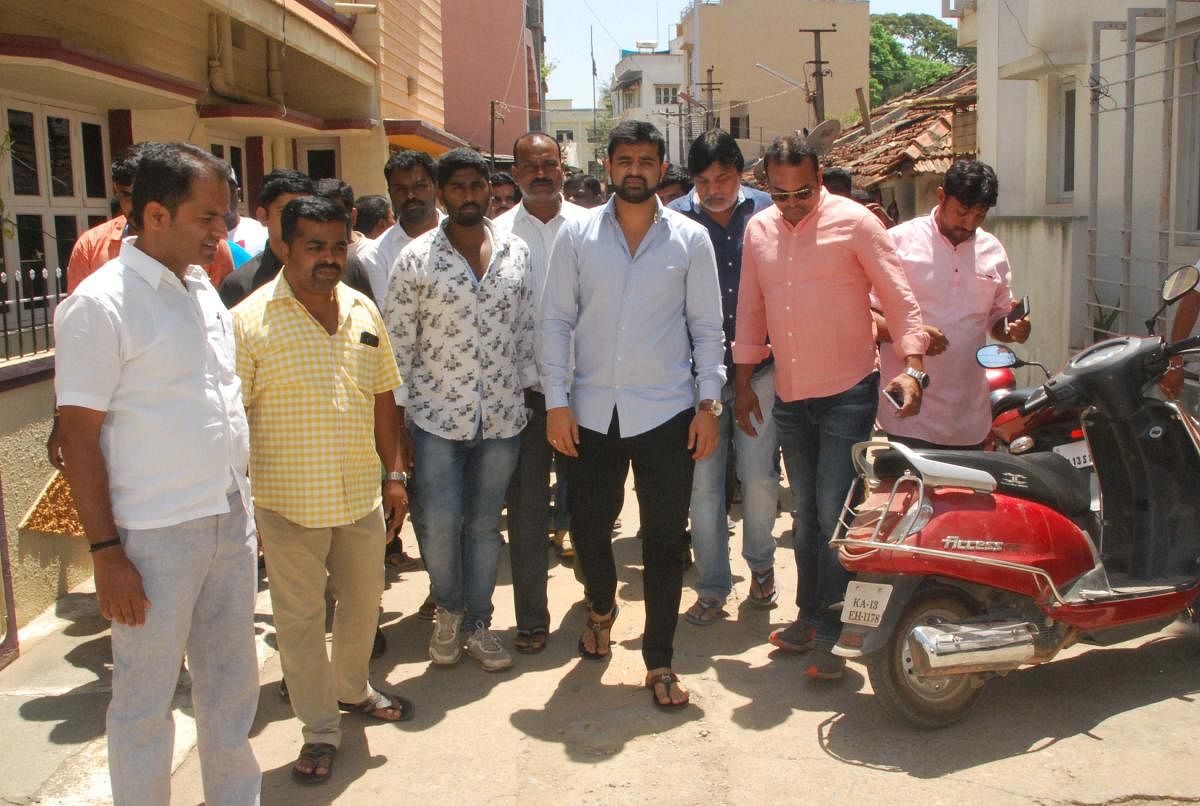 JD(S)-Congress candidate Prajwal Revanna campaigns in Hassan on Saturday. (DH Photo)